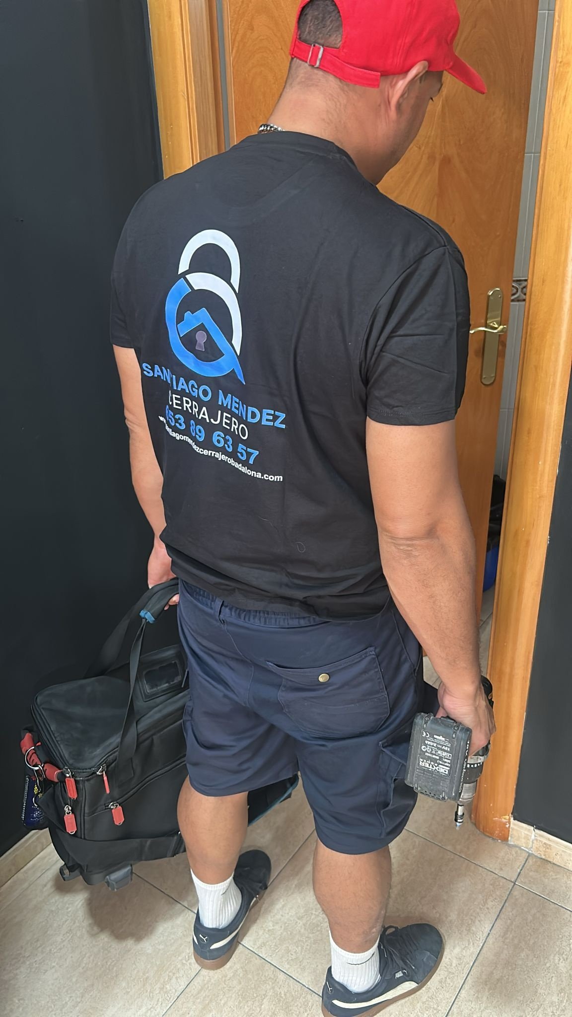 Profesional de cerrajería atendiendo a domicilio